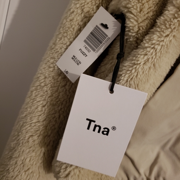 TNA ARITZIA Keaton Mullein Fuzzy Cropped Hoodie - Picture 8 of 12